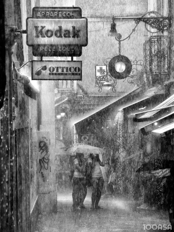 Ladies in the rain by Roberto Bon | 100ASA